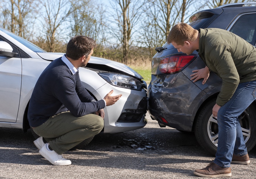 Zwei Männer begutachten die Schäden nach einem Auffahrunfall